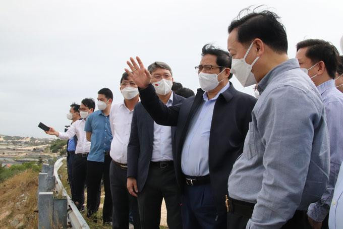Thủ tướng Chính phủ trao đổi với lãnh đạo tỉnh Khánh Hoà khi đến khảo sát thực tế đầu tư tại KKT Vân Phong