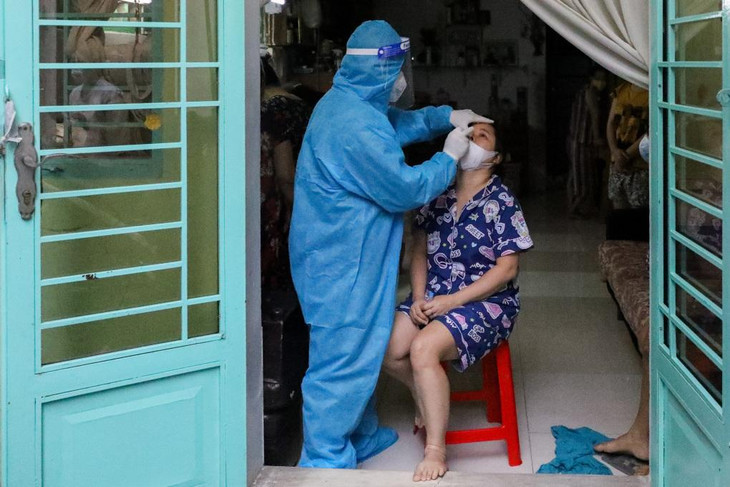 Tổ quân y cơ động ở Phường 11, quận Bình Thạnh tiến hành lấy mẫu, hướng dẫn test nhanh cho người dân