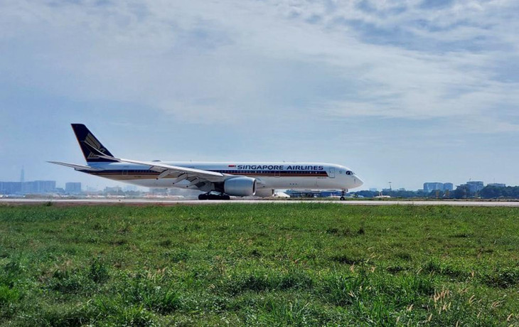 Máy bay hạ xuống đường băng 25R/07L sau khi khai thác trở lại, sáng 1/12