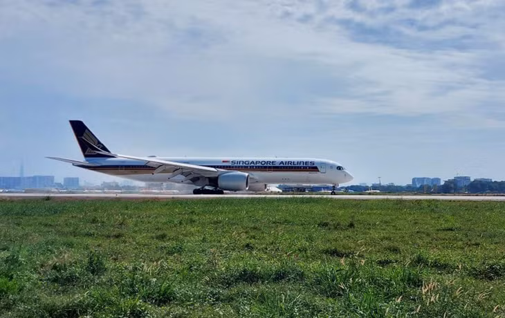 Máy bay hạ xuống đường băng 25R/07L sau khi khai thác trở lại, sáng 1/12