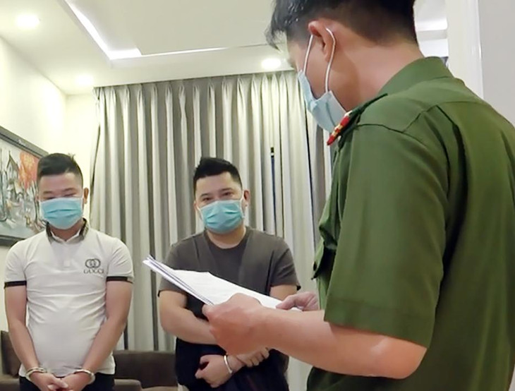 Huỳnh Long Bạch (đứng giữa) lúc bị bắt