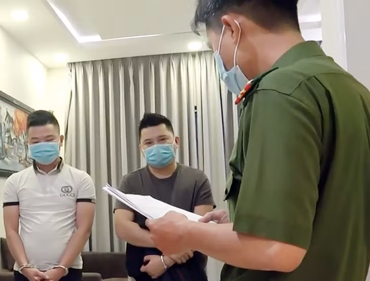 Huỳnh Long Bạch (đứng giữa) lúc bị bắt