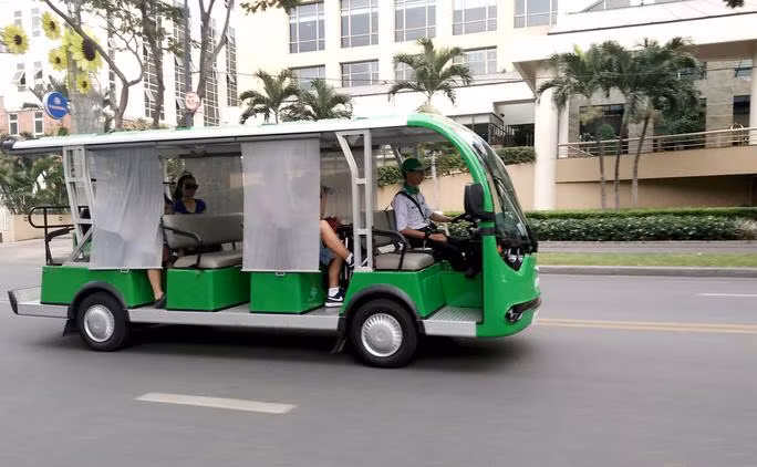 Buýt điện 12 chỗ chạy trên đường Hàm Nghi, Quận 1