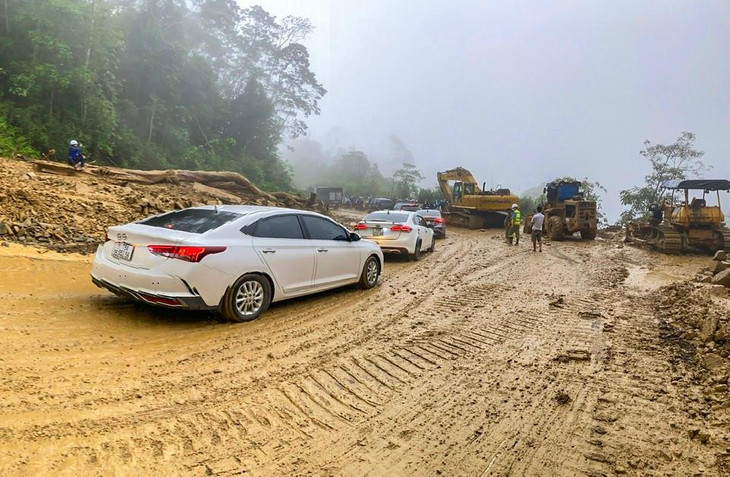 Quốc lộ 27C đã thông tuyến sau 2 ngày tắc hoàn toàn do sạt lở