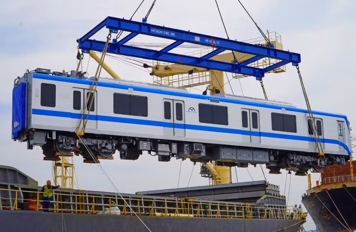 Một toa của đoàn tàu thứ 8 thuộc Metro số 1 được cẩu xuống xe siêu trường tại cảng Khánh Hội, ngày 7/12