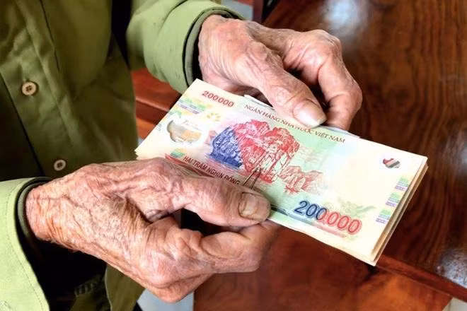 Từ ngày 1/1/2022, lương hưu, trợ cấp xã hội sẽ được tăng thêm 7,4%.
