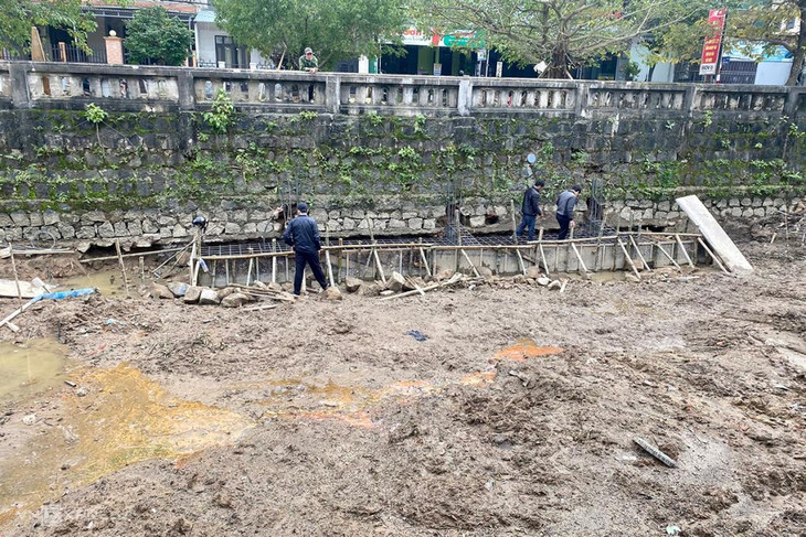 Nhà thầu đổ bê tông cốt thép gia cố chân móng bờ kè bao quanh Thành cổ Quảng Trị