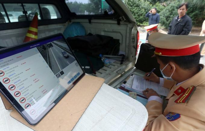 Tổ công tác thuộc Đội trưởng Tuần tra kiểm soát cao tốc số 1, Cục CSGT, làm nhiệm vụ trên cao tốc Nội Bài - Lào Cai, theo dõi xe vi phạm qua hệ thống camera kết nối với máy tính bảng