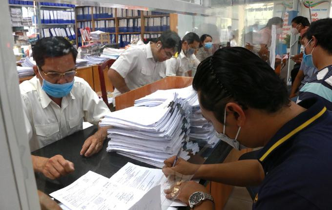 Người dân làm thủ tục nhà đất tại TP. Thủ Đức Người dân làm thủ tục nhà đất tại TP. Thủ Đức