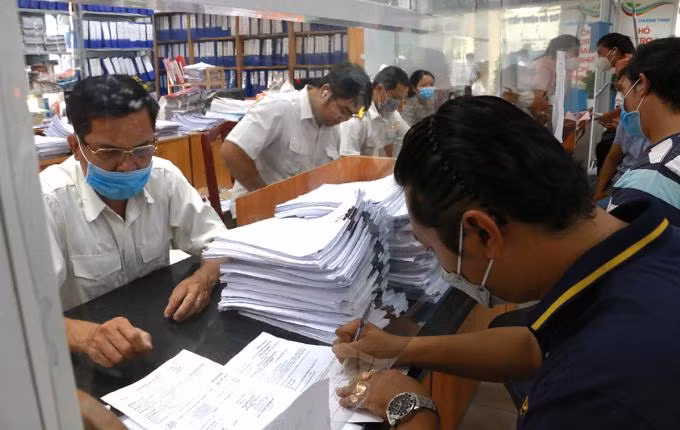 Người dân làm thủ tục nhà đất tại TP. Thủ Đức