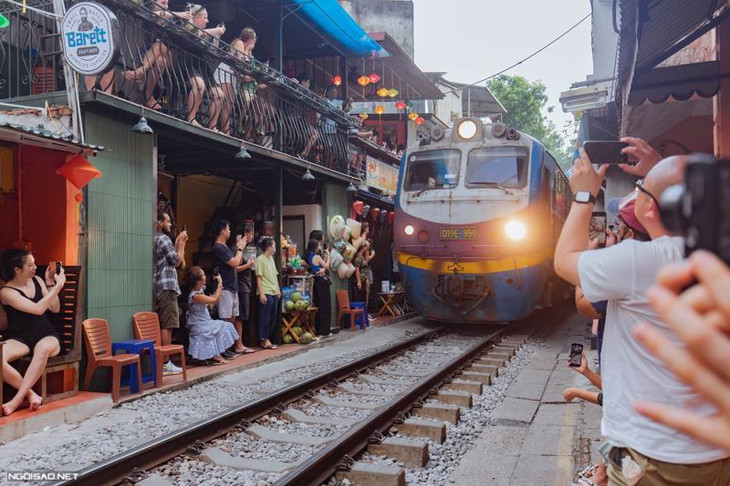 Xóm cà phê lấn sát đường ray tàu hỏa