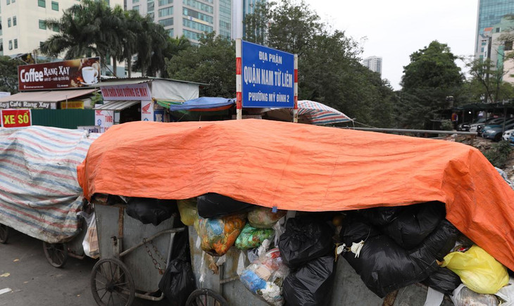Tại đường Tôn Thất Thuyết, các xe rác được phủ bạt để hạn chế bốc mùi Tại đường Tôn Thất Thuyết, các xe rác được phủ bạt để hạn chế bốc mùi