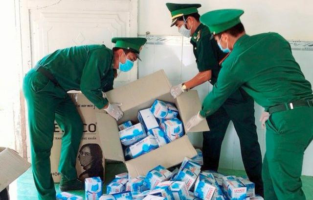 Lực lượng Biên phòng kiểm đếm số khẩu trang thu giữ