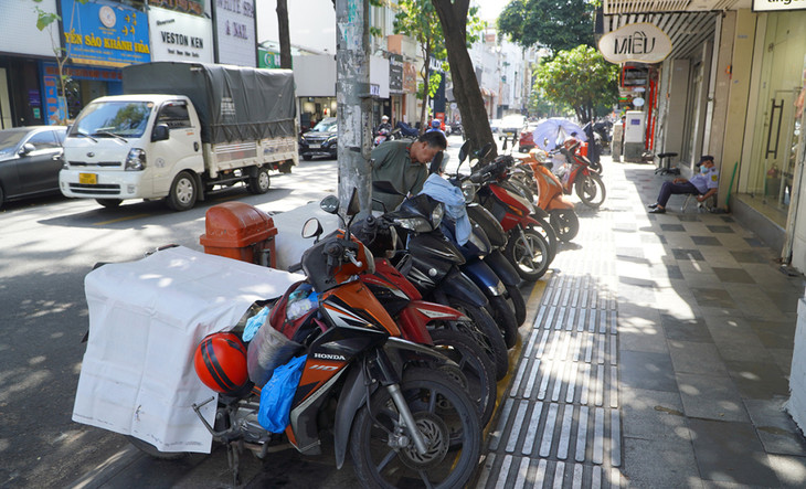 Vỉa hè đường Nguyễn Trãi, quận 1, được kẻ vạch, sắp xếp chỗ để xe tự quản