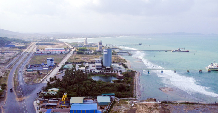 Một đoạn tuyến đường ven biển ở Khu kinh tế Vân Phong