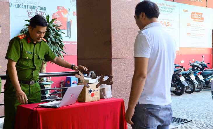 Hệ thống nhận diện khách hàng tại cửa ngân hàng