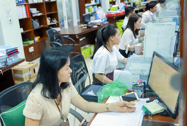 Công chức Đà Nẵng làm việc tại khu vực một cửa trong Trung tâm hành chính thành phố