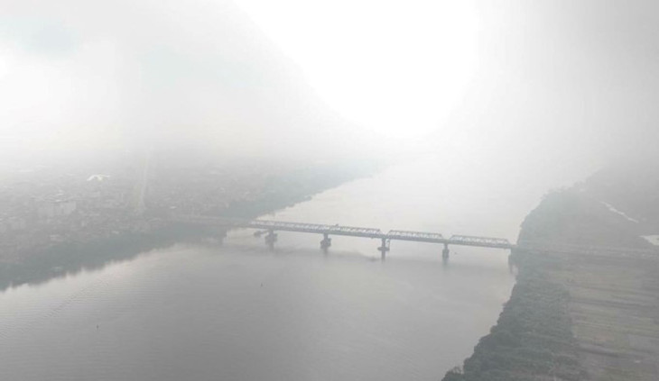 Bầu trời Hà Nội bao phủ lớp sương mù