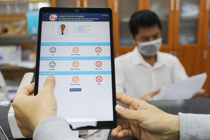 Cán bộ giải quyết thủ tục hành chính cho người dân tại TP. Thủ Đức, TP.HCM