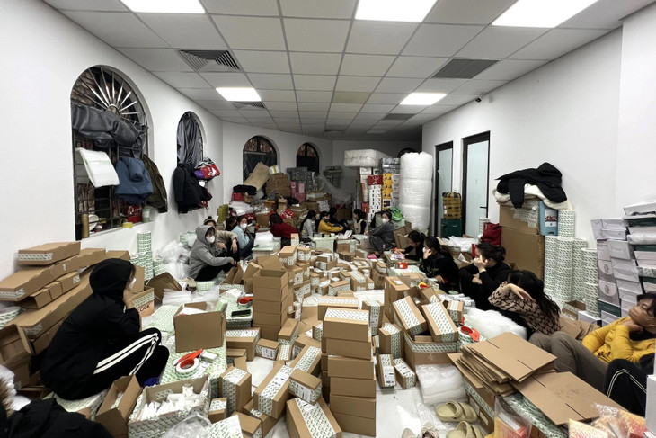 Kho hàng là một căn biệt thự 5 tầng, mỗi tầng rộng trên 100 m2