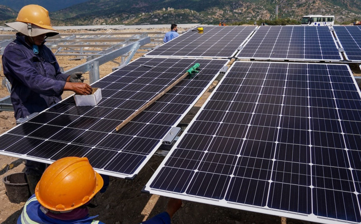 Công nhân lắp đặt các tấm pin điện mặt trời tại một dự án ở Ninh Thuận Công nhân lắp đặt các tấm pin điện mặt trời tại một dự án ở Ninh Thuận