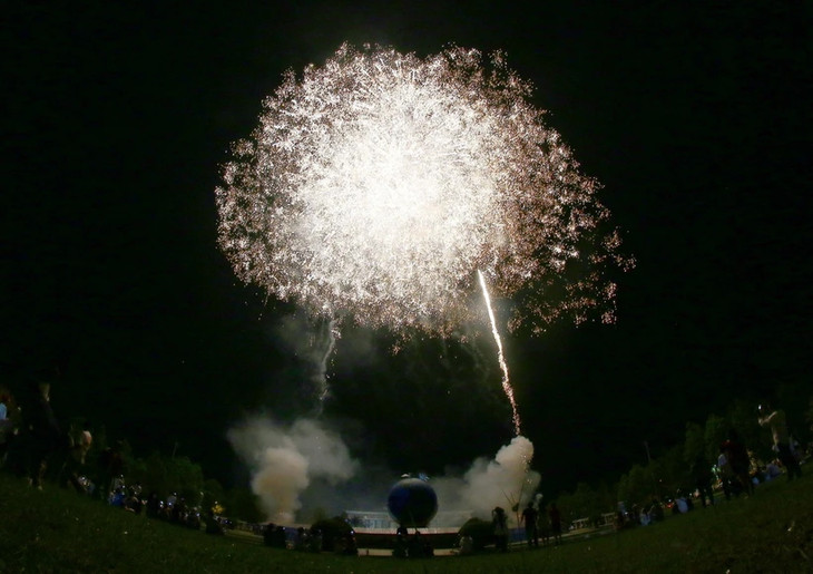 Bắn pháo hoa tầm thấp