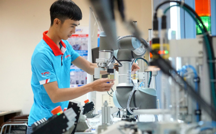 Nhân viên vận hành robot tự động hóa tại một trung tâm đào tạo và chuyển giao công nghệ