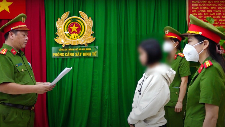 Cảnh sát tống đạt quyết định bắt tạm giam Nguyễn Hoàng Kim Vy