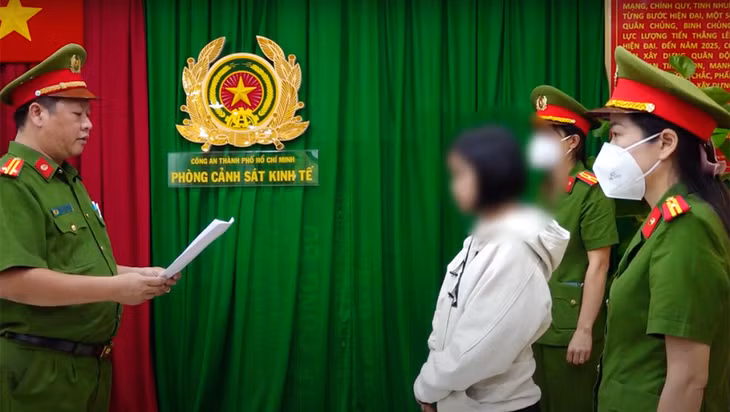 Cảnh sát tống đạt quyết định bắt tạm giam Nguyễn Hoàng Kim Vy