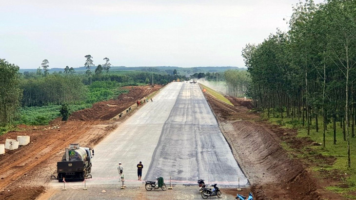 Công trường thi công cao tốc Vạn Ninh - Cam Lộ Công trường thi công cao tốc Vạn Ninh - Cam Lộ