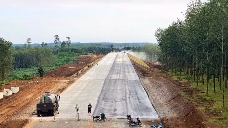 Công trường thi công cao tốc Vạn Ninh - Cam Lộ
