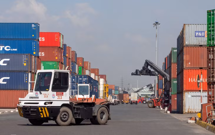 Bốc dỡ, vận chuyển hàng hóa tại cảng Cát Lái, TP.HCM