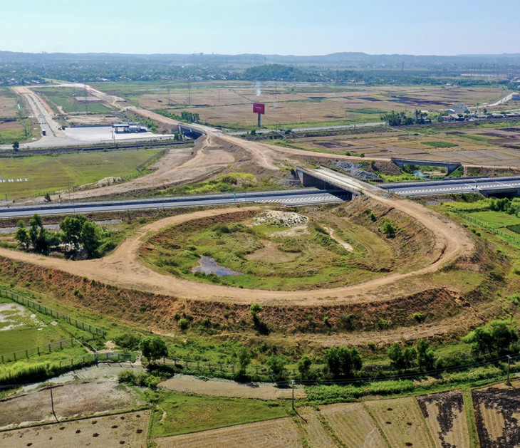 Hạ tầng giao thông là một trong những nhiệm vụ trọng tâm triển khai Kế hoạch thực hiện Quy hoạch tỉnh Quảng Ngãi giai đoạn 2021 - 2030, tầm nhìn đến 2050 Hạ tầng giao thông là một trong những nhiệm vụ trọng tâm triển khai Kế hoạch thực hiện Quy hoạch tỉnh Quảng Ngãi giai đoạn 2021 - 2030, tầm nhìn đến 2050