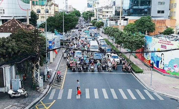 Vạch mắt võng tại giao lộ Cách Mạng Tháng Tám - Điện Biên Phủ, Quận 3, TP.HCM