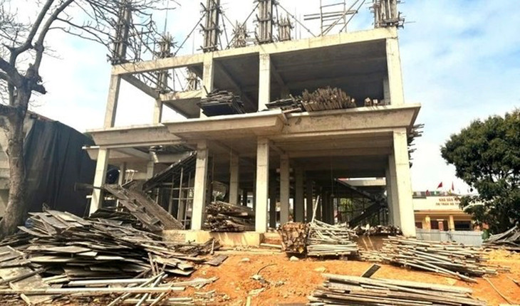 Công trình công sở thị trấn Hà Trung (huyện Hà Trung) đang xây dựng dở dang