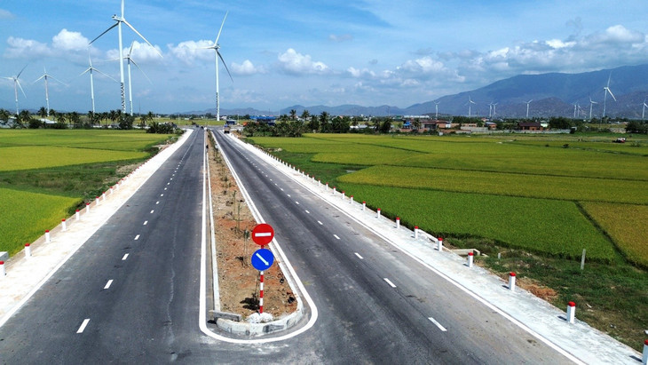 Đường Vành đai phía Bắc đi qua những cánh đồng lúa, điện gió tạo cảnh quan đẹp mắt