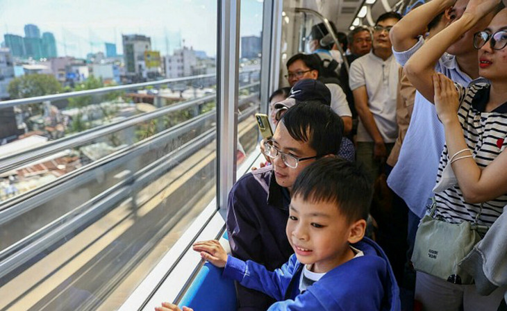 Khách đi metro Bến Thành - Suối Tiên Khách đi metro Bến Thành - Suối Tiên