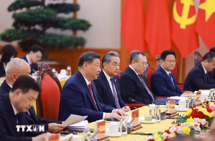 Tổng Bí thư, Chủ tịch nước Tập Cận Bình và Đoàn cấp cao Trung Quốc tại cuộc hội đàm với Tổng Bí thư Tô Lâm. Ảnh: TTXVN