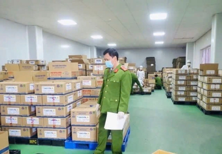 Cơ quan điều tra khám xét các lô hàng sữa giả