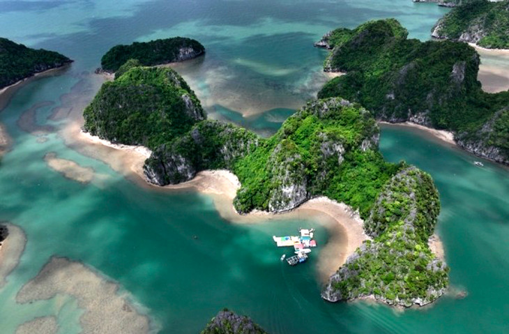 Một góc bãi tắm ở khu vực vịnh Bái Tử Long được sử dụng để đón khách siêu giàu.