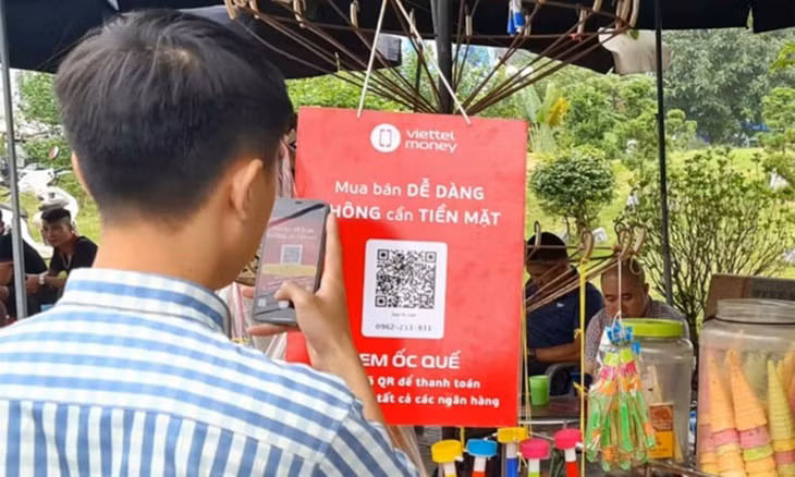 Một người dùng dịch vụ thanh toán Mobile Money