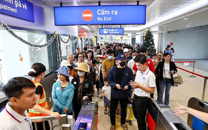 Khách qua cổng soát vé metro Bến Thành - Suối Tiên