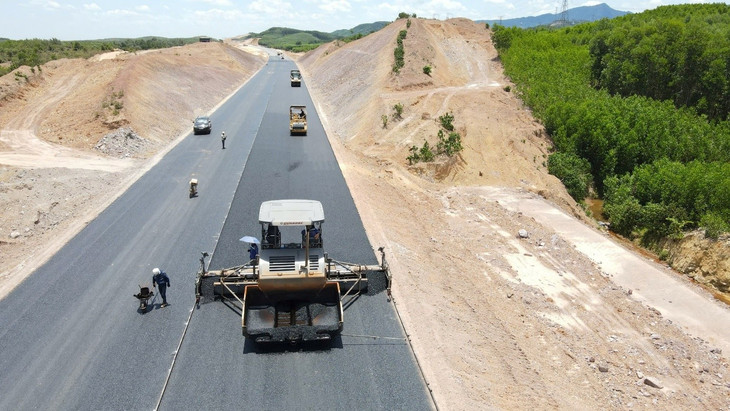 Những mét thảm bê tông nhựa lớp cuối cùng ở Dự án cao tốc Bắc - Nam đoạn Bùng - Vạn Ninh được các nhà thầu triển khai, bảo đảm thời gian thông xe, đưa vào khai thác tuyến chính dịp 30/4 Những mét thảm bê tông nhựa lớp cuối cùng ở Dự án cao tốc Bắc - Nam đoạn Bùng - Vạn Ninh được các nhà thầu triển khai, bảo đảm thời gian thông xe, đưa vào khai thác tuyến chính dịp 30/4