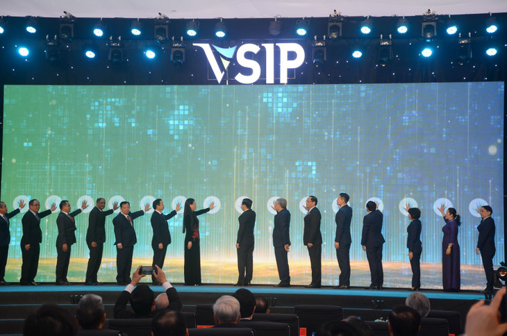 Các đại biểu thực hiện nghi thức dấu ấn 10 năm VSIP Quảng Ngãi I