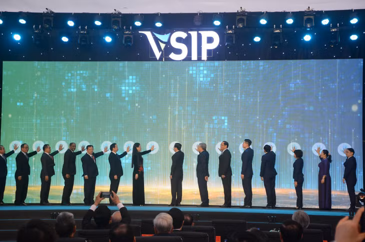 Các đại biểu thực hiện nghi thức dấu ấn 10 năm VSIP Quảng Ngãi I