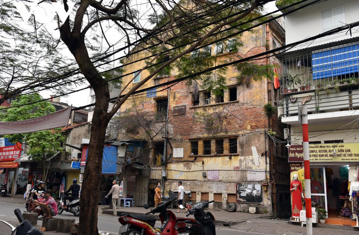 Tại khu tập thể Quỳnh Mai, quận Hai Bà Trưng có những dãy nhà như C5, E7 được xếp vào nhóm cấp D nguy hiểm. Tuy nhiên, hàng chục năm nay các hộ cư dân vẫn phải chấp nhận sống chung với nguy hiểm rình rập.