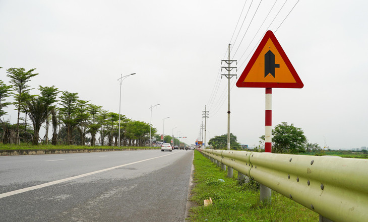 Tại một số đoạn được lắp rào chắn để đảm bảo an toàn giao thông.