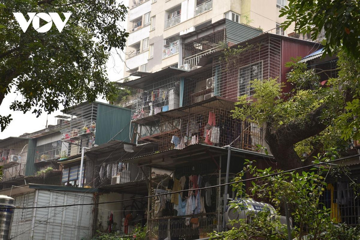 Người dân tự ý cơi nới, đua &quot;chuồng cọp&quot; tại khu tập thể Kim Liên (quận Đống Đa)