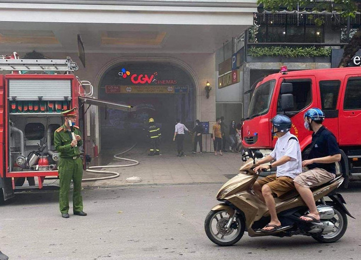 Cửa tầng hầm Tràng Tiền Plaza, nơi chiếc ô tô bốc cháy Cửa tầng hầm Tràng Tiền Plaza, nơi chiếc ô tô bốc cháy