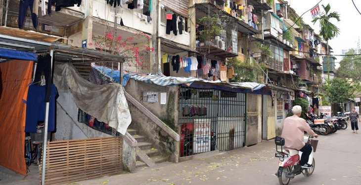 Nền nhà cũng thấp hơn nhiều so với mặt đường